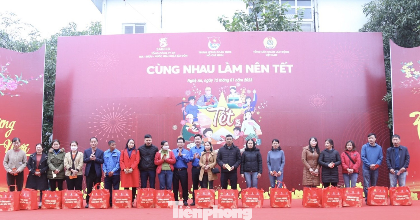 Dịp này, BTC đã trao tặng 100 suất quà, mỗi phần quà trị giá 700.000 đồng, cho thanh niên công nhân có hoàn cảnh khó khăn