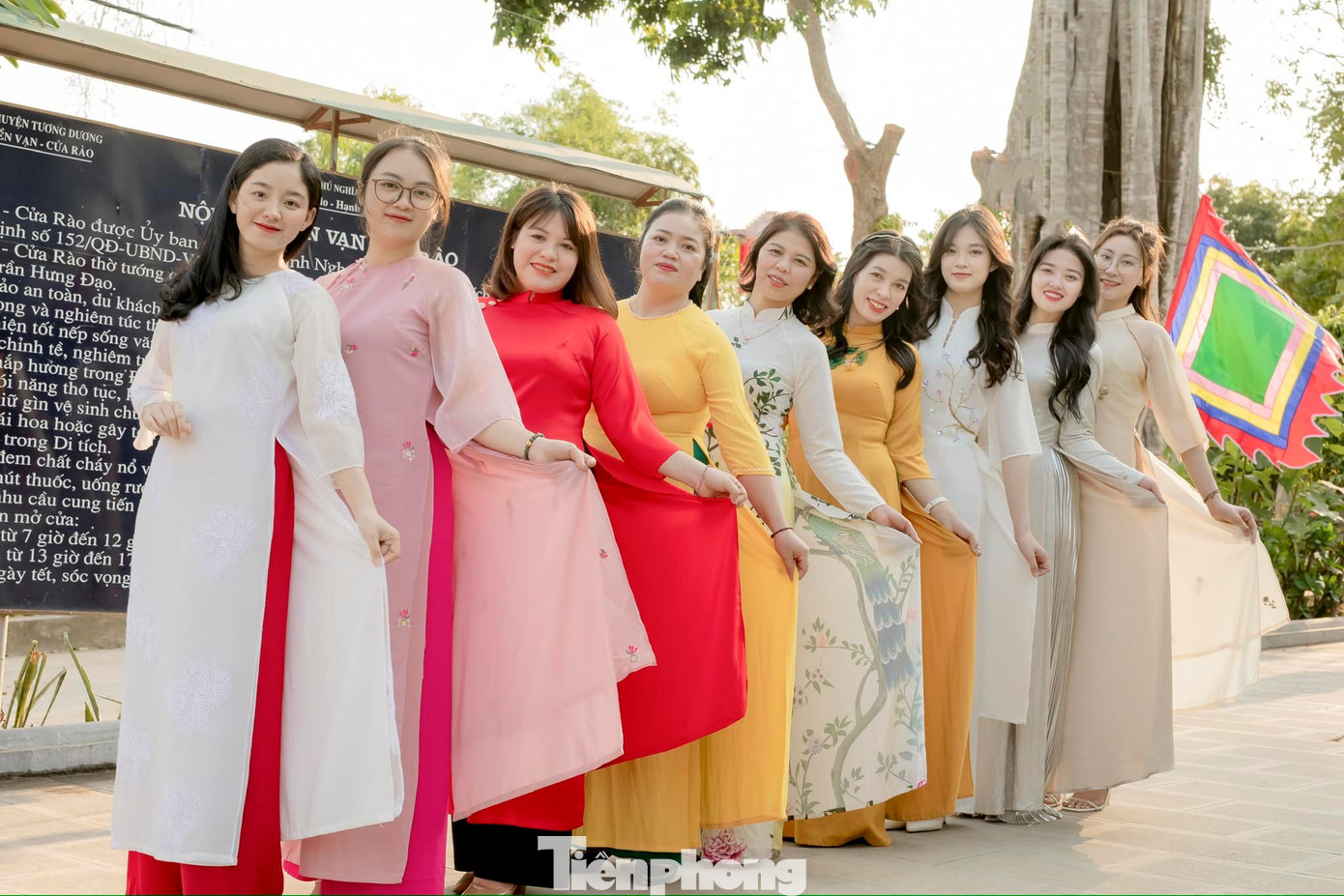 Nữ cán bộ Công an huyện Tương Dương dịu dàng trong tà áo dài truyền thống.