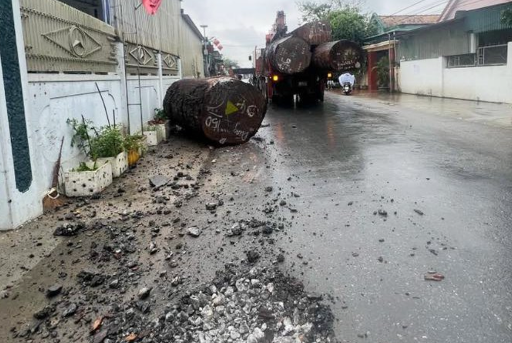 Mặt đường bị khối gỗ cày nát.