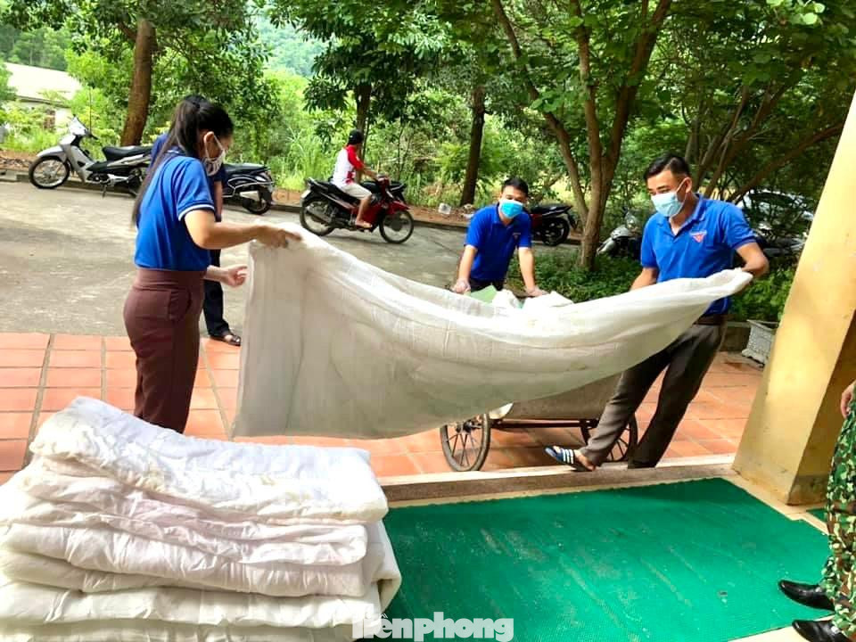 Chăn, màn sau khi được giặt sạch sẽ được bạn trẻ gấp gọn gàng.