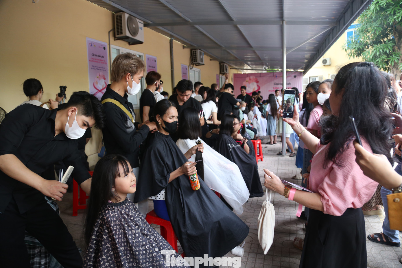 Ngày 23/5, Quỹ hỗ trợ bệnh nhân ung thư Ngày mai tươi sáng, các salon tóc trên toàn quốc phối hợp với Bệnh viện Ung bướu Nghệ An tổ chức chương trình “Tóc cho người bệnh ung thư”. Gần 700 người đã đăng ký tham gia hiến tóc.