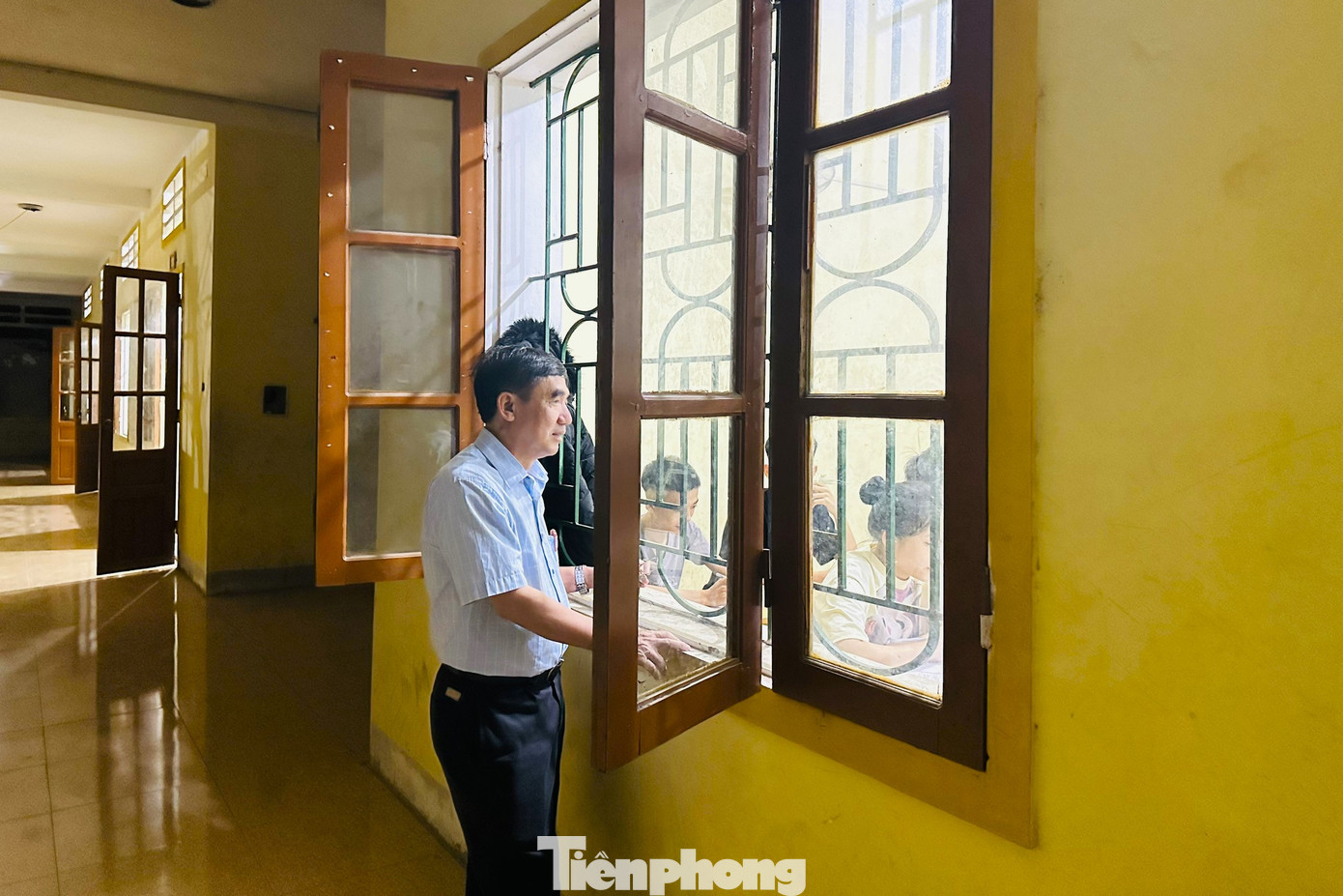 Tất cả các buổi tối, Ban giám hiệu nhà trường sẽ túc trực để kiểm tra nề nếp học tập của học sinh.