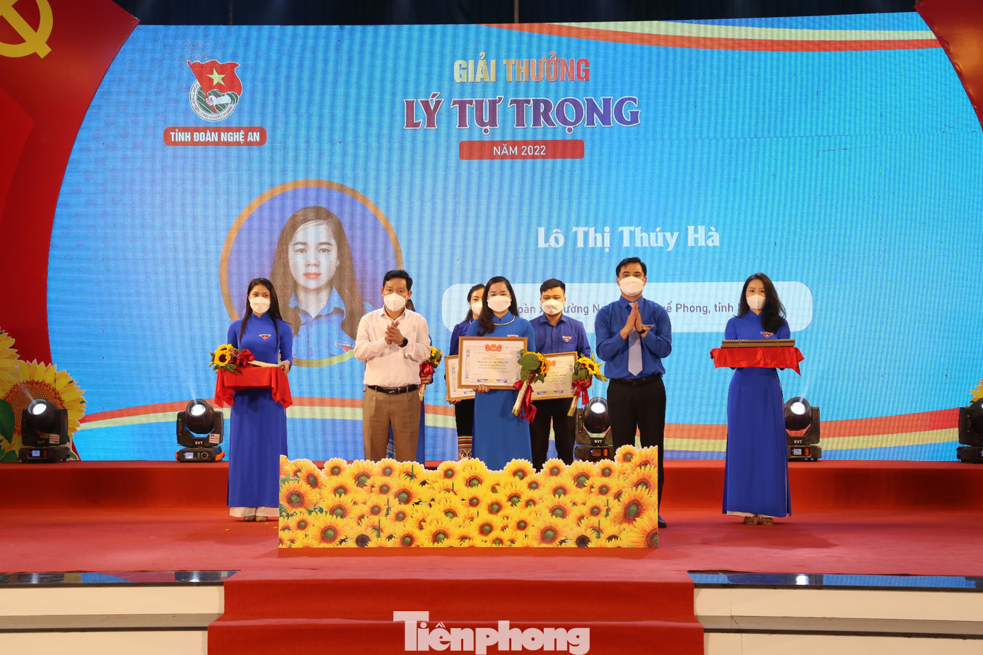 Lô Thị Thúy Hà nhận giải thưởng Lý Tự Trọng tỉnh Nghệ An năm 2022. Lô Thị Thúy Hà nhận giải thưởng Lý Tự Trọng tỉnh Nghệ An năm 2022.