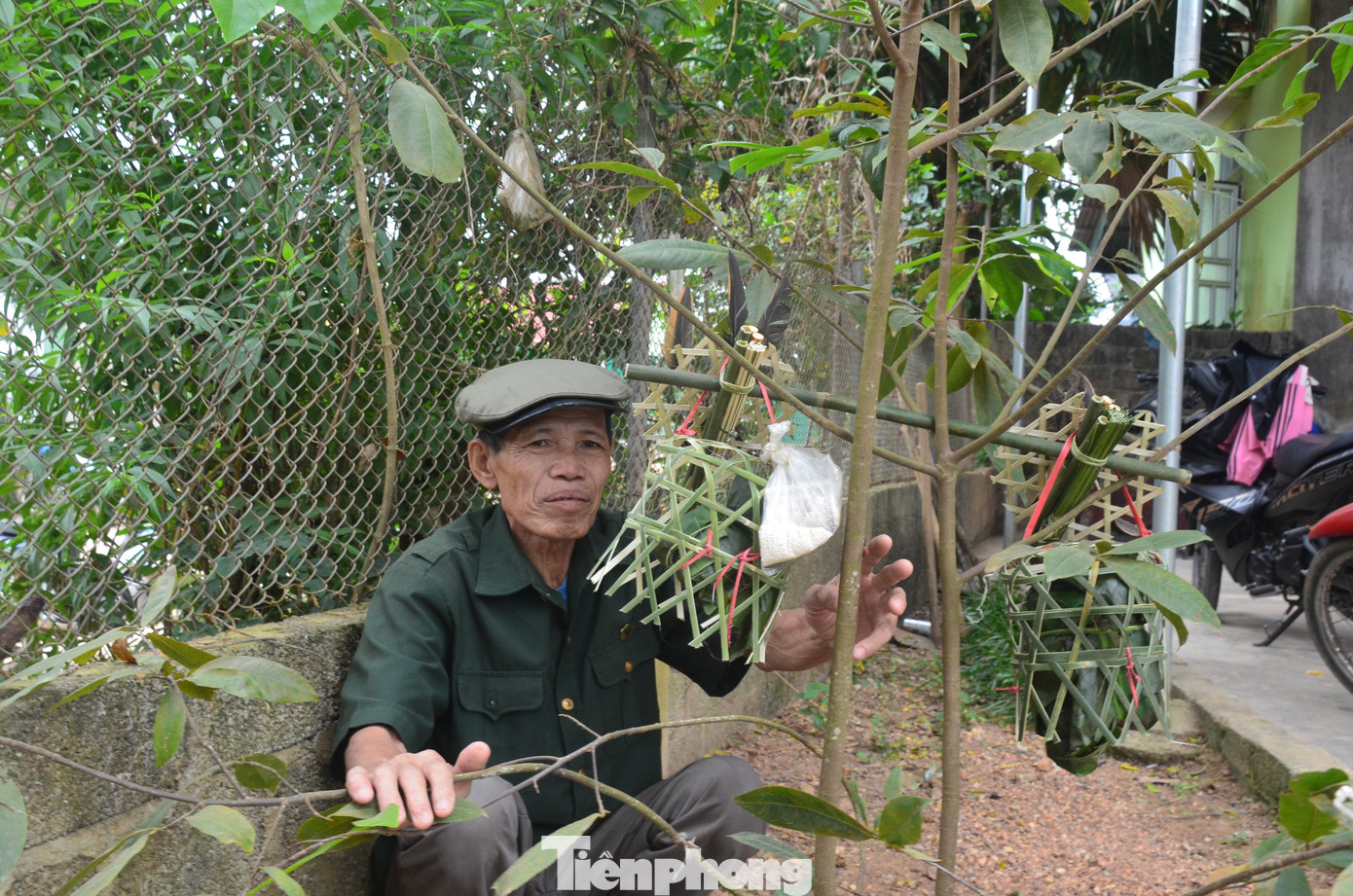 Sau khi gia đình ăn uống xong, đôi quang gánh sẽ được treo ở một góc nào đó trong nhà hoặc đem ra ngoài vườn. Sau khi gia đình ăn uống xong, đôi quang gánh sẽ được treo ở một góc nào đó trong nhà hoặc đem ra ngoài vườn.