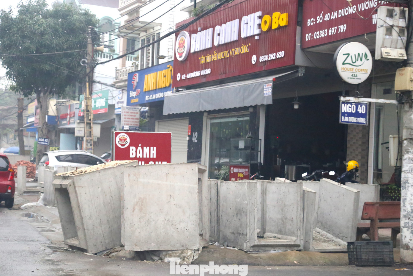 “Chúng tôi hoàn toàn ủng hộ việc lát đá vỉa hè nhưng phải thi công nhanh để người dân sớm ổn định cuộc sống, tập trung làm ăn, nhất là Tết sắp đến”, anh Minh, chủ một cửa hàng kinh doanh trên đường An Dương Vương nói.