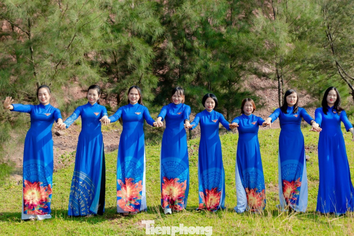 Áo dài đã trở thành một nét đẹp trang phục truyền thống của người Việt Nam. Người phụ nữ Việt Nam đẹp và duyên dáng biết bao trong tà áo dài thướt tha, mềm mại.