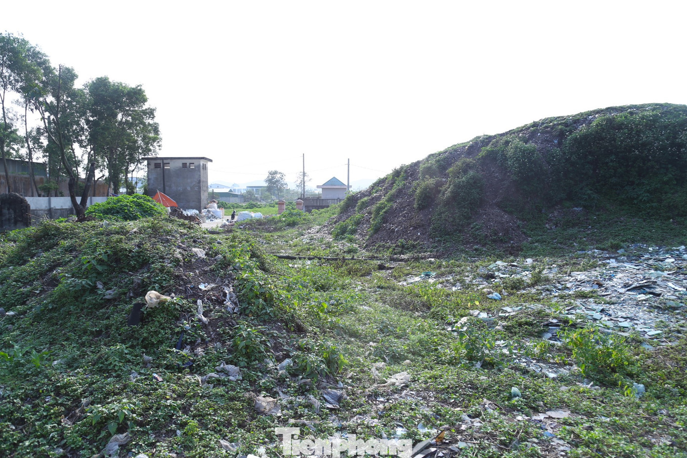 Rác chất đống không được xử lý, trong khi nhà máy đã dỡ từ lâu. Rác chất đống không được xử lý, trong khi nhà máy đã dỡ từ lâu.