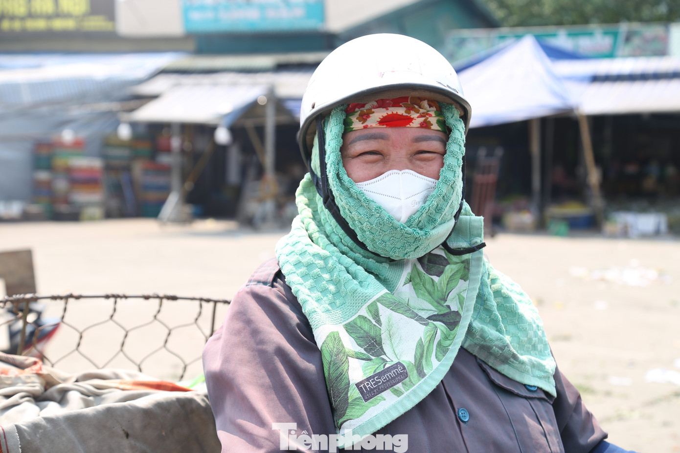 Người phụ nữ này phải dùng một chiếc khăn vắt qua đầu để chống nắng. Sau một hồi làm việc, mặt bà tái đi, mồ hôi chảy ròng ròng. Người phụ nữ này phải dùng một chiếc khăn vắt qua đầu để chống nắng. Sau một hồi làm việc, mặt bà tái đi, mồ hôi chảy ròng ròng.