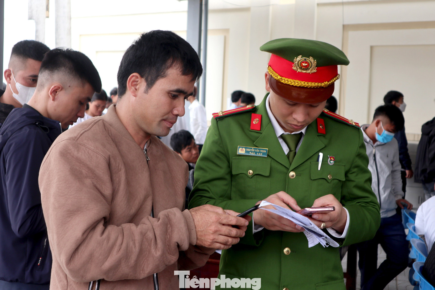 Đoàn thanh niên Công an tỉnh Nghệ An hướng dẫn người dân đăng ký làm hộ chiếu online.