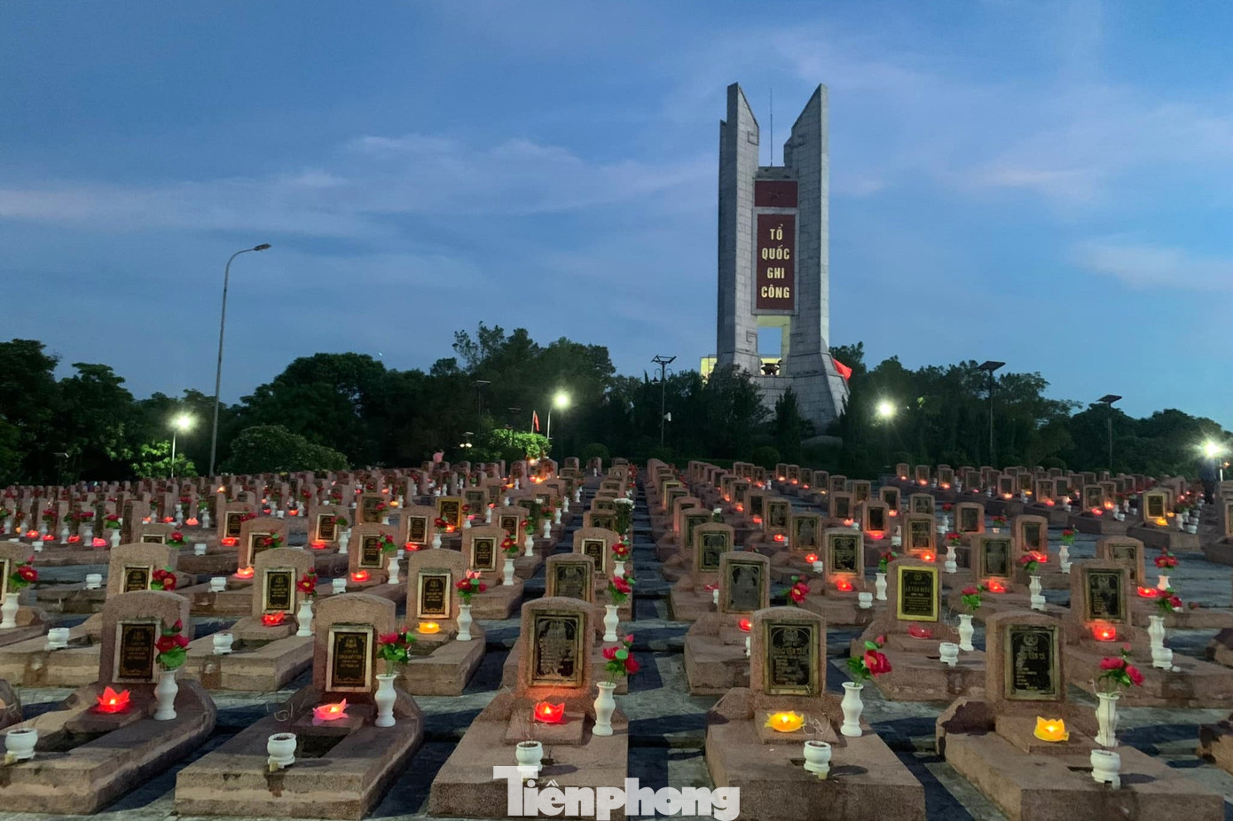 Anh Nguyễn Đức Lộc – Bí thư Huyện Đoàn Nghi Lộc cho biết, kỷ niệm 76 năm ngày Thương binh - Liệt sĩ, Huyện đoàn đã tổ chức ra quân tổng dọn vệ sinh khuôn viên Nghĩa trang Liệt sĩ; sơn sửa lại lá cờ tổ quốc tại các phần mộ, bia mộ đã bị mờ; đồng thời chỉnh trang cắm hoa, thay chân hương và đặt nến tại các phần mộ… “Đây là một trong những hoạt động thường niên của tuổi trẻ huyện Nghi Lộc nhằm thể hiện đạo lý “Uống nước nhớ nguồn”, giáo dục thế hệ trẻ tỏ lòng biết ơn sâu sắc của mình đối với các Anh hùng liệt sĩ đã hy sinh vì độc lập của Tổ quốc, những người con ưu tú của quê hương đã có những đóng góp to lớn trong sự nghiệp đấu tranh giải phóng dân tộc, bảo vệ, xây dựng đất nước và vì nghĩa vụ quốc tế cao cả”, anh Lộc chia sẻ.