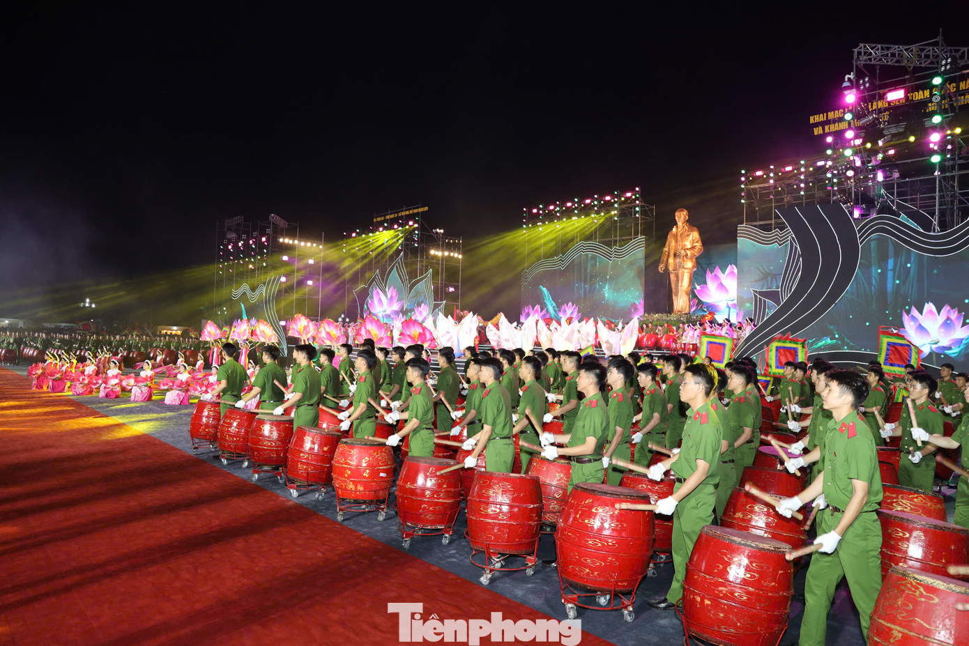 Chương trình nghệ thuật gồm 3 chương: “Tiếng gọi non sông”, “Lời Bác sáng mãi muôn đời”, “Tượng đài trong muôn triệu trái tim”, tái hiện hành trình vĩ đại của Chủ tịch Hồ Chí Minh từ lúc ra đi tìm đường cứu nước cho đến khi trở thành biểu tượng bất diệt trong lòng dân tộc.