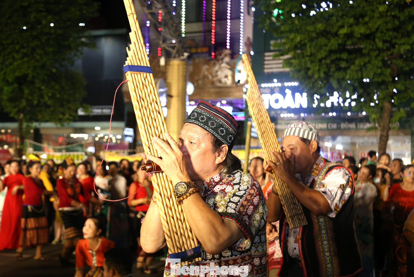 Các loại nhạc cụ dân tộc được trình diễn tại Lễ hội đường phố. Các loại nhạc cụ dân tộc được trình diễn tại Lễ hội đường phố.