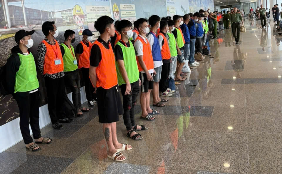 Các đối tượng bị bắt giữ ngay tại sân bay Các đối tượng bị bắt giữ ngay tại sân bay