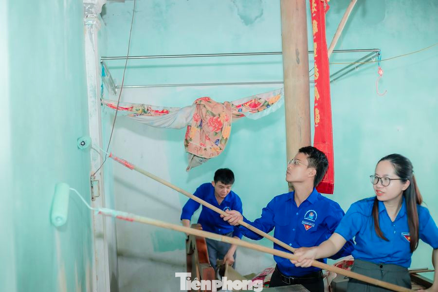 Đoàn viên thanh niên sơn sửa lại nhà cho bà Triêm.