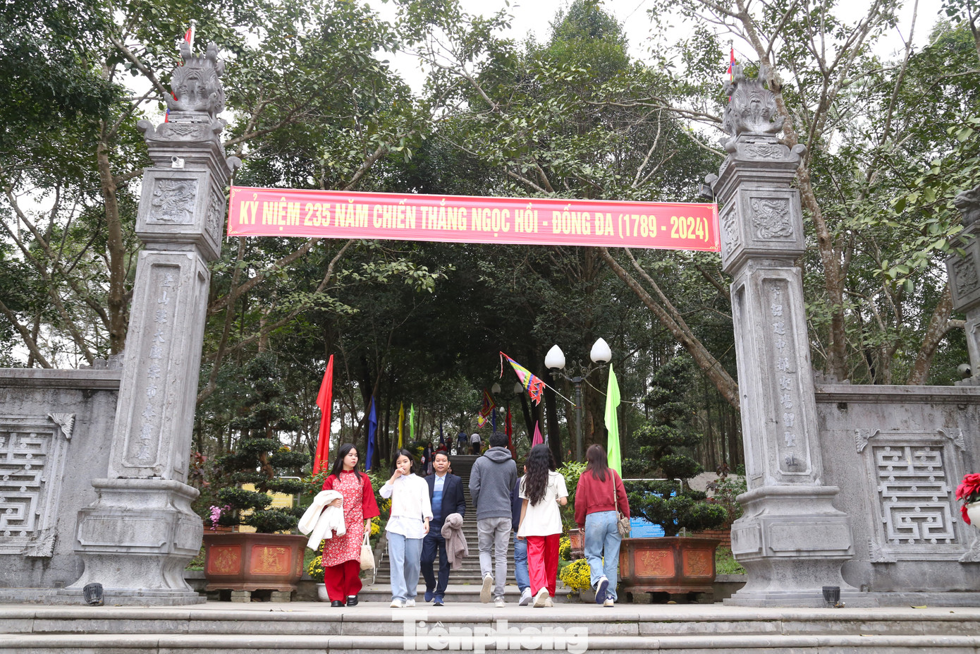 Đền thờ Hoàng đế Quang Trung tọa lạc trên núi Dũng Quyết, phường Trung Đô, TP Vinh, Nghệ An. Tương truyền, sau chiến thắng mùa xuân Kỷ Dậu 1789, vua Quang Trung chọn đất đóng đô cho vương triều mới ở vùng đất giữa núi Dũng Quyết và Kỳ Lân. Để tưởng nhớ công lao của vị anh hùng áo vải Quang Trung, năm 2005, tỉnh Nghệ An đã xây dựng đền thờ tưởng nhớ ông, đặt trên núi Dũng Quyết. Công trình khánh thành năm 2008, sau hơn 1.000 ngày thi công.