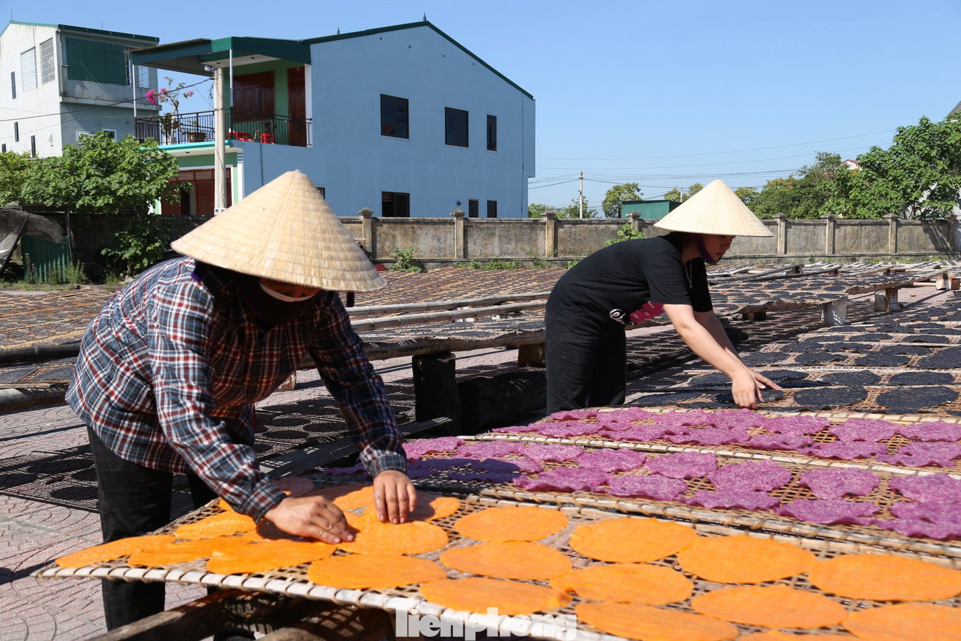 Cùng sản phẩm bánh đa vừng đen truyền thống, một số dân ở làng nghề Vĩnh Đức còn sản xuất bánh đa gấc, bánh đa khoai lang tím. Các loại bánh có màu sắc, mẫu mã đẹp, giá thành sản xuất cao hơn nên có giá bán cao gấp 1,5 lần so với bánh đa vừng đen.