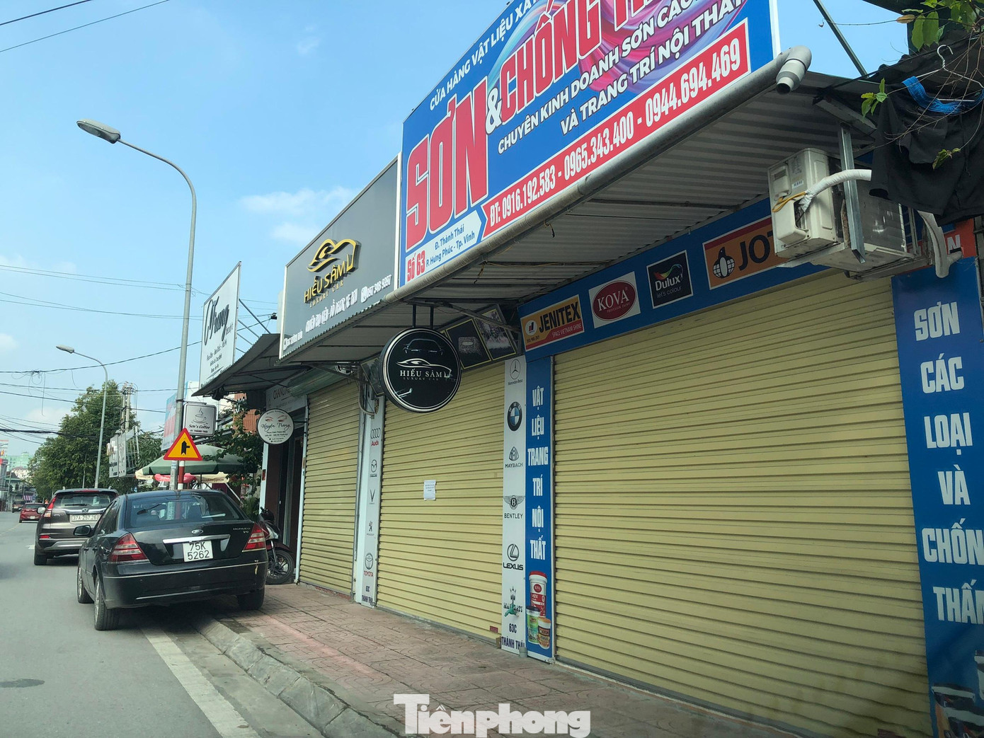 Một dãy ki-ốt trên đường Thành Thái đóng cửa trong thời gian dài.