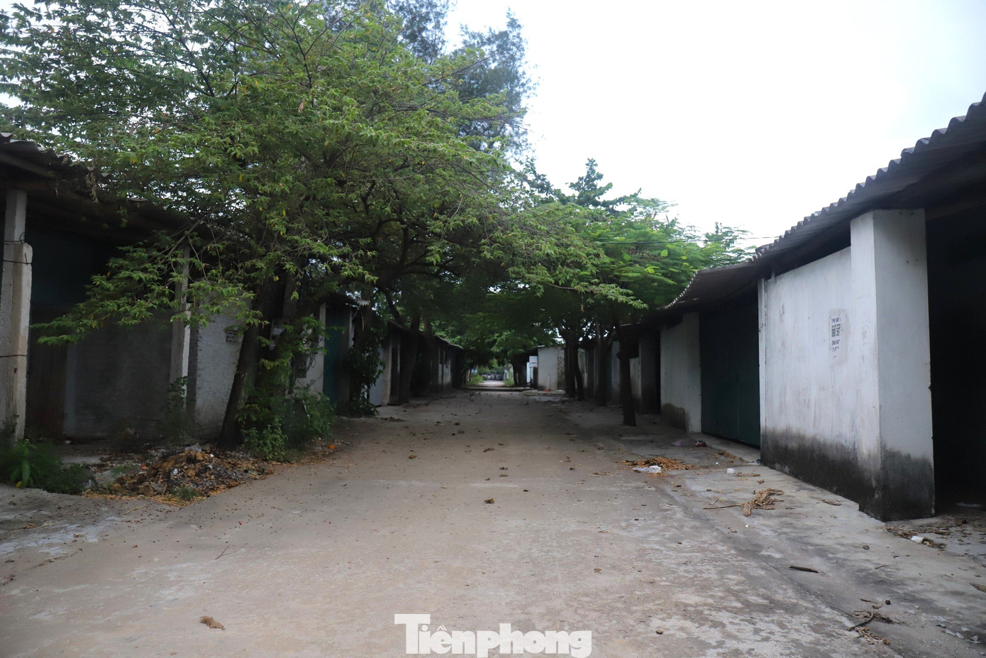 Nhiều dãy nhà, phòng nghỉ cấp bốn rộng khoảng 10m2 nằm sát nhau hiện bỏ hoang, xuống cấp.