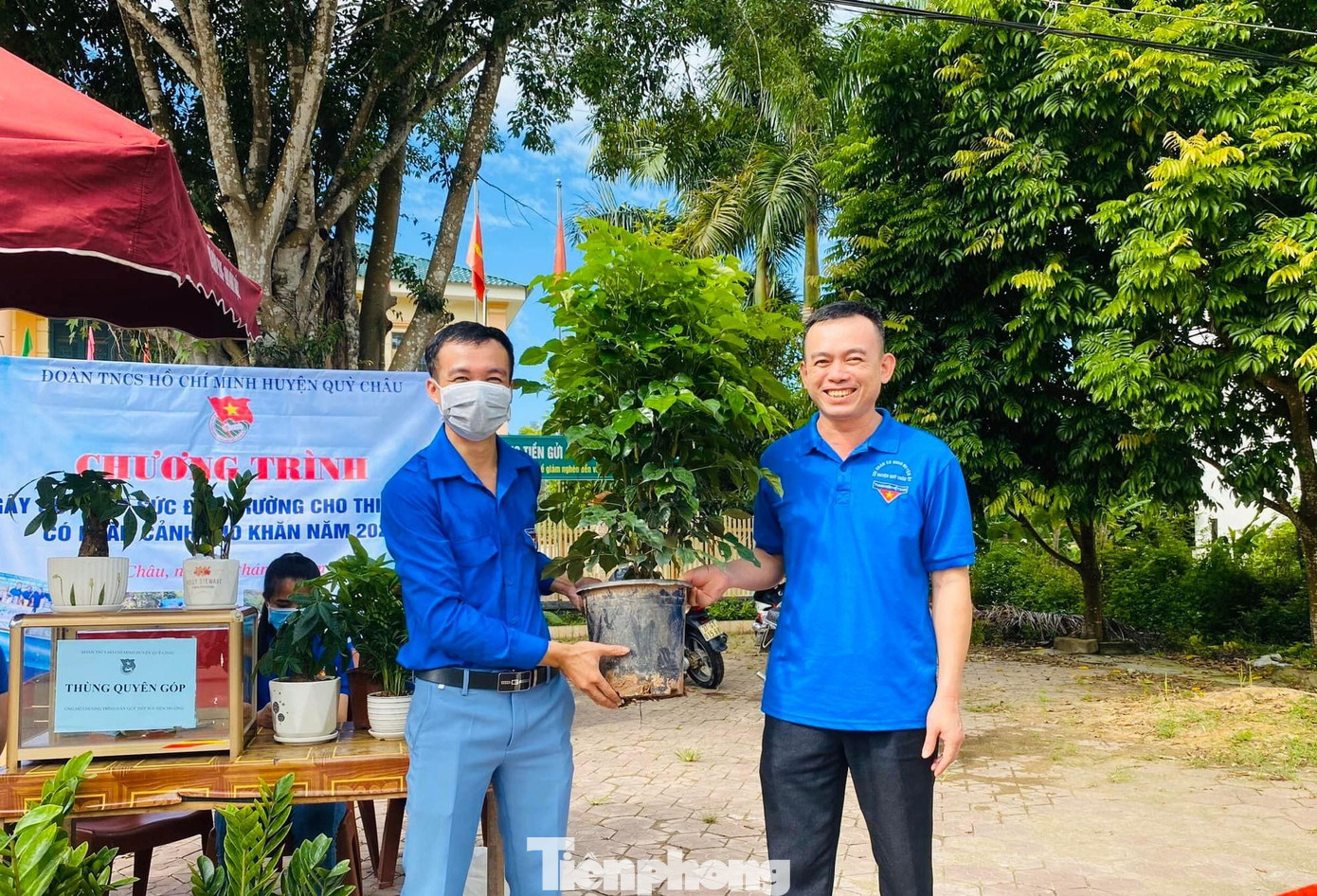 Toàn bộ số tiền gây quỹ sẽ được chuyển thành những phần quà như quần áo, sách vở, bàn học tặng cho các em học sinh nghèo vượt khó, đặc biệt khó khăn trên địa bàn vào ngày khai giảng 5/9.