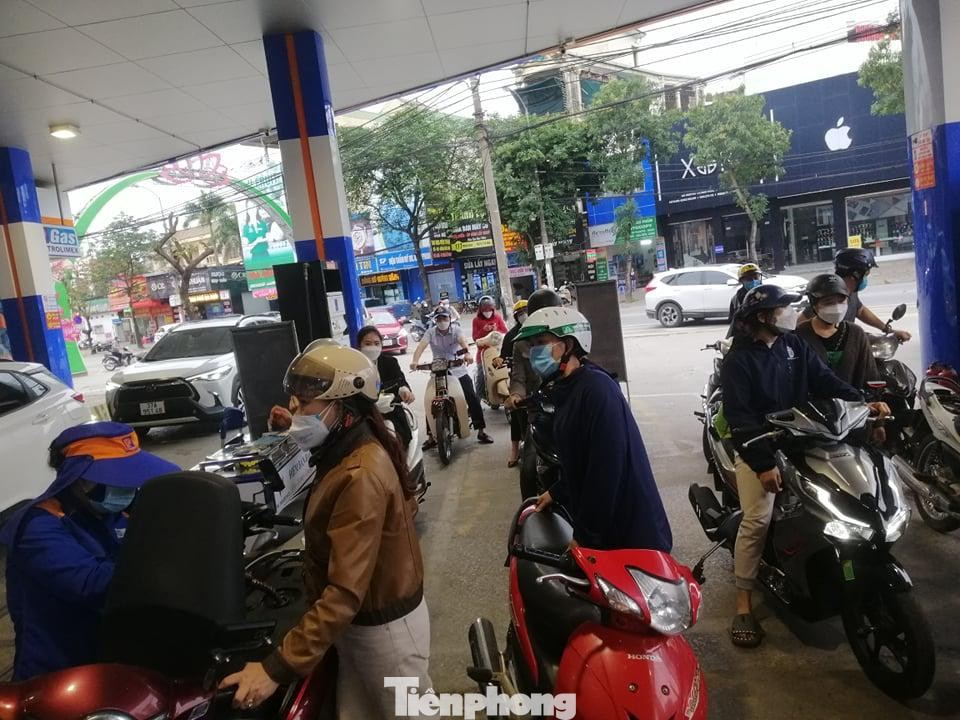 Cây xăng tại đường Lê Hồng Phong giao nhau với đường Nguyễn Thị Minh Khai có lượng người đổ xăng tăng gấp đôi so với ngày thường. Phương tiện phải xếp hàng dài để chờ đến lượt đổ xăng. Cây xăng tại đường Lê Hồng Phong giao nhau với đường Nguyễn Thị Minh Khai có lượng người đổ xăng tăng gấp đôi so với ngày thường. Phương tiện phải xếp hàng dài để chờ đến lượt đổ xăng.
