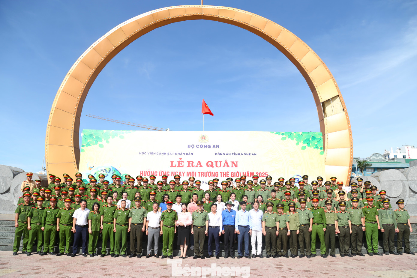 Các đại biểu và cán bộ, chiến sĩ Công an Nghệ An, Học viện Cảnh sát nhân dân, Tỉnh Đoàn Nghệ An chụp ảnh lưu niệm.