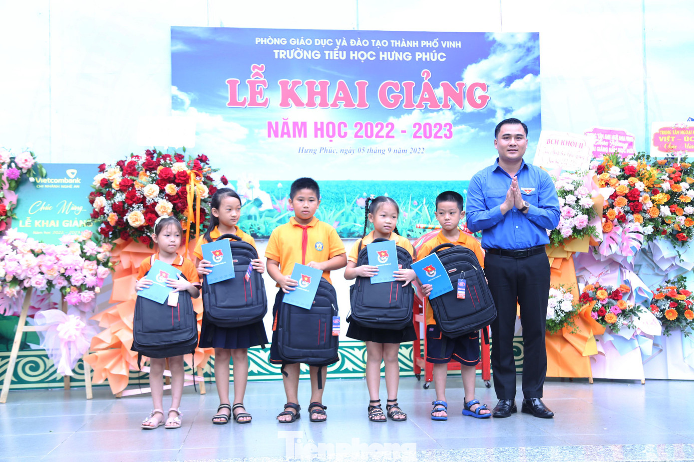 Anh Thái Minh Sỹ - Phó Bí thư Thường trực Tỉnh Đoàn, Chủ tịch Hội Sinh viên, Chủ tịch Hội đồng Đội tỉnh Nghệ An trao quà cho các em học sinh có hoàn cảnh khó khăn tại trường Tiểu học Hưng Phúc, TP Vinh Anh Thái Minh Sỹ - Phó Bí thư Thường trực Tỉnh Đoàn, Chủ tịch Hội Sinh viên, Chủ tịch Hội đồng Đội tỉnh Nghệ An trao quà cho các em học sinh có hoàn cảnh khó khăn tại trường Tiểu học Hưng Phúc, TP Vinh