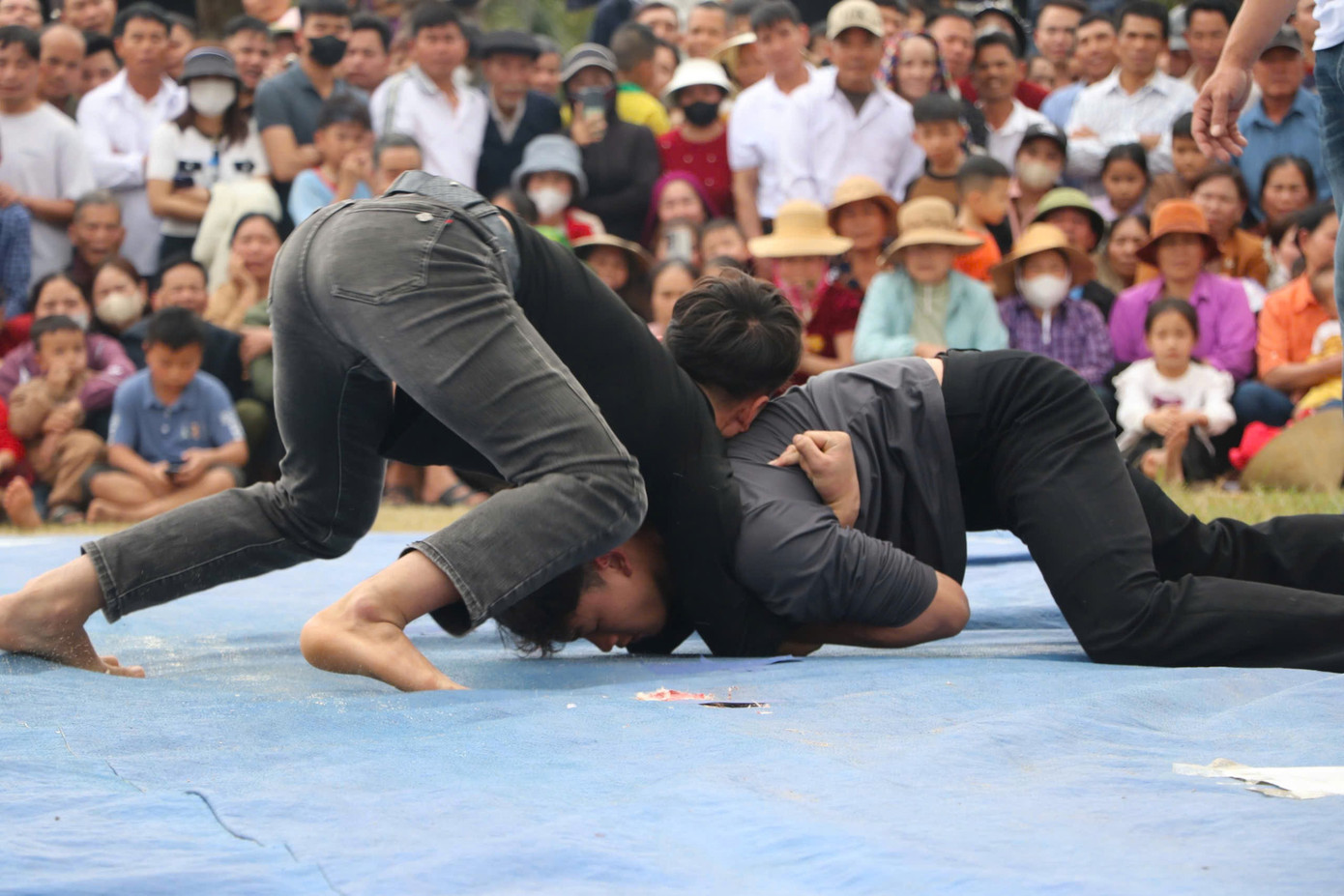 Các đô vật giằng co, sử dụng sức mạnh cơ bắp, sự dẻo dai, sức bền để chế ngự các đòn tấn công của đối thủ. Các đô vật giằng co, sử dụng sức mạnh cơ bắp, sự dẻo dai, sức bền để chế ngự các đòn tấn công của đối thủ.