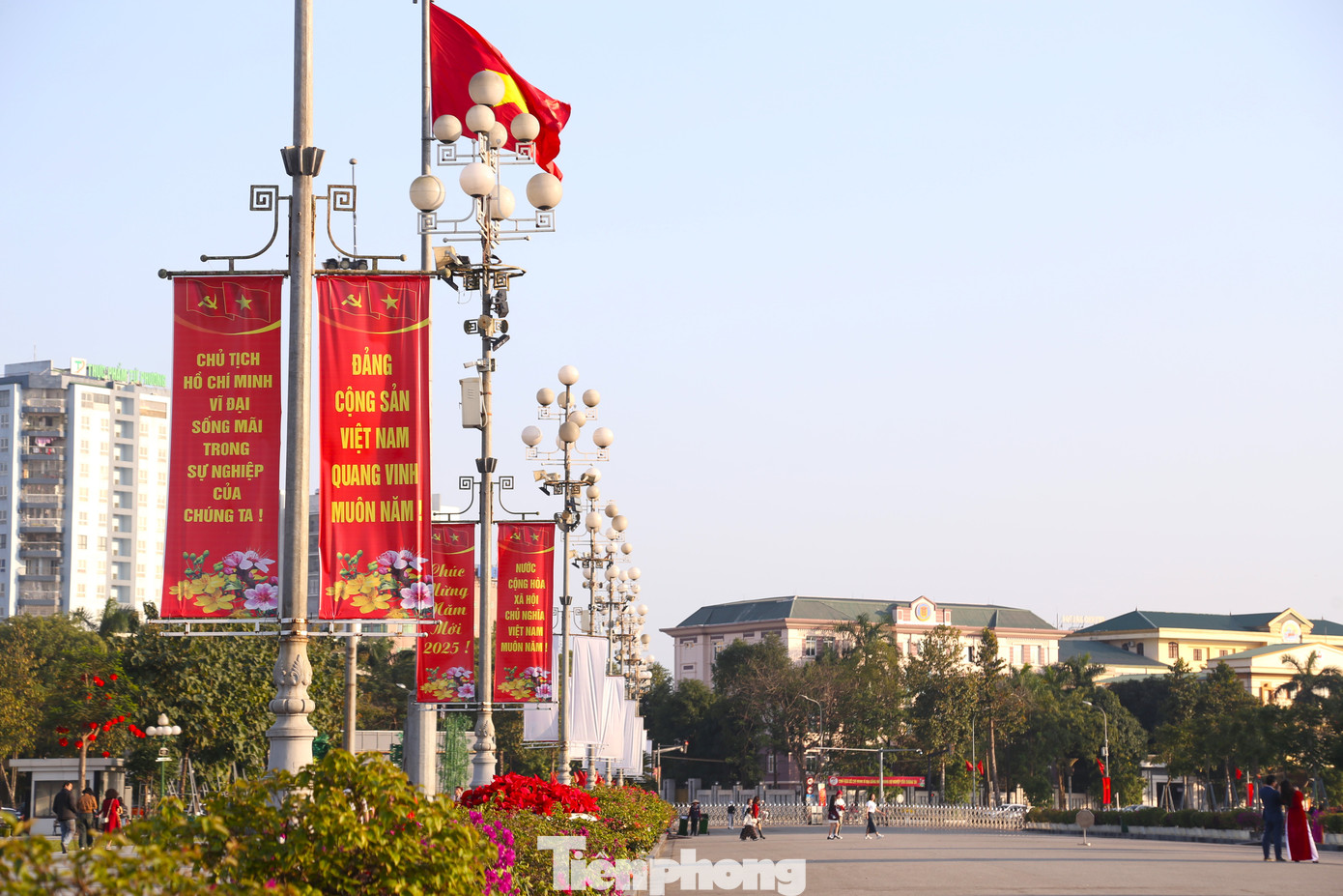 Kỷ niệm ngày thành lập Đảng Cộng sản Việt Nam (3/2/1930 - 3/2/2025) không chỉ là dịp ôn lại truyền thống cách mạng hào hùng, mà còn là cơ hội để người dân cảm nhận niềm tự hào và sự đoàn kết. Tại thành phố Vinh (Nghệ An), các băng rôn, khẩu hiệu, cờ Tổ quốc, cờ Đảng,… được treo rực rỡ, chào đón ngày trọng đại.