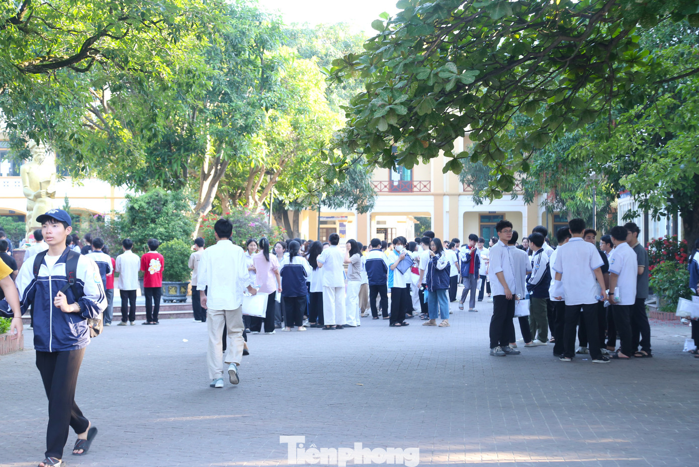 Kỳ thi tốt nghiệp THPT năm 2025, Nghệ An có 40.235 thí sinh đăng ký dự thi. Toàn tỉnh tổ chức 72 điểm thi, trong đó có 2 điểm dành riêng cho thí sinh tự do, dự thi chương trình GDPT 2006 tại Trường THPT Nguyễn Trường Tộ (thành phố Vinh) và Trung tâm GDTX huyện Đô Lương. Để phục vụ kỳ thi, Nghệ An huy động 6.594 cán bộ, giáo viên, nhân viên tham gia làm nhiệm vụ.