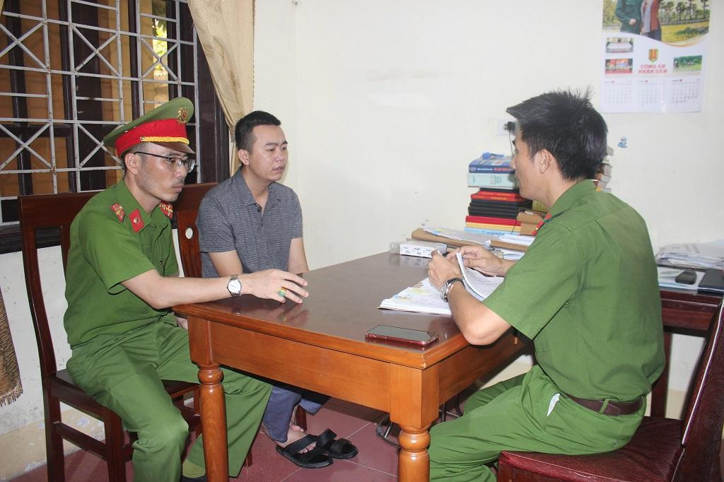 Đậu Đức Bằng tại cơ quan Công an