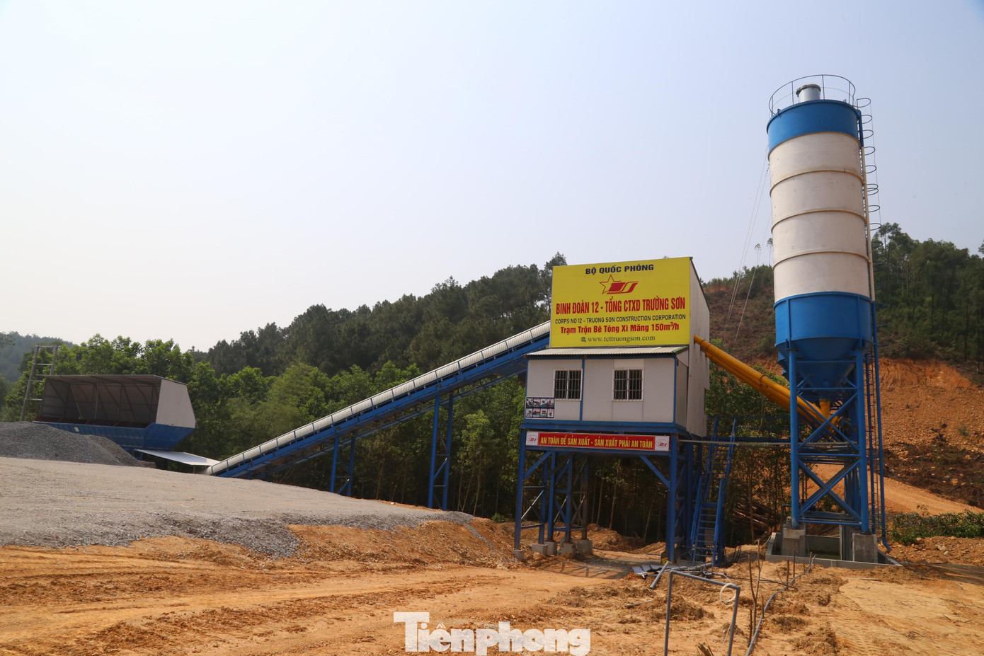 Tổng Công ty xây dựng Trường Sơn dựng trạm trộn bê tông để phục vụ thi công cầu Thần Vũ 2