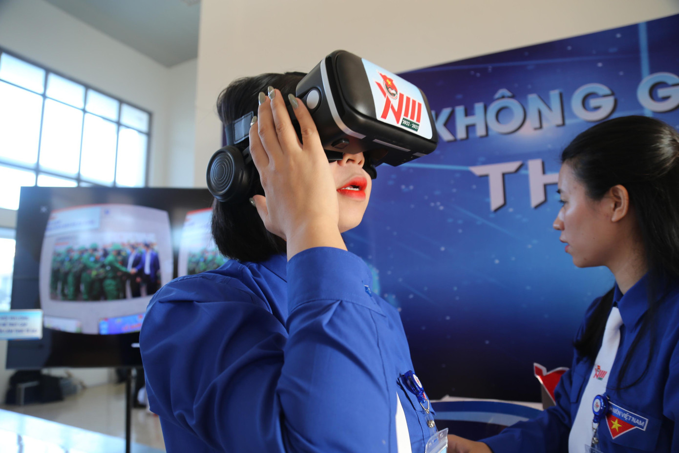 Chị Nguyễn Thị Hiền Lương – Bí thư Chi Đoàn cơ quan chính quyền huyện Thạch Hà, Hà Tĩnh chia sẻ: “Đây là một sáng tạo của tuổi trẻ Hà Tĩnh thể hiện sự chuyên nghiệp trong chuyển đổi 4.0. Nhìn qua ống kính, tôi thấy được những công trình, hoạt động của tuổi trẻ toàn tỉnh. Mô hình quá thiết thực, thể hiện tinh thần xung kích của tuổi trẻ trong chuyển đổi số vừa tiết kiệm không gian, diện tích, kinh phí mà lại dễ dàng nắm bắt thông tin”.