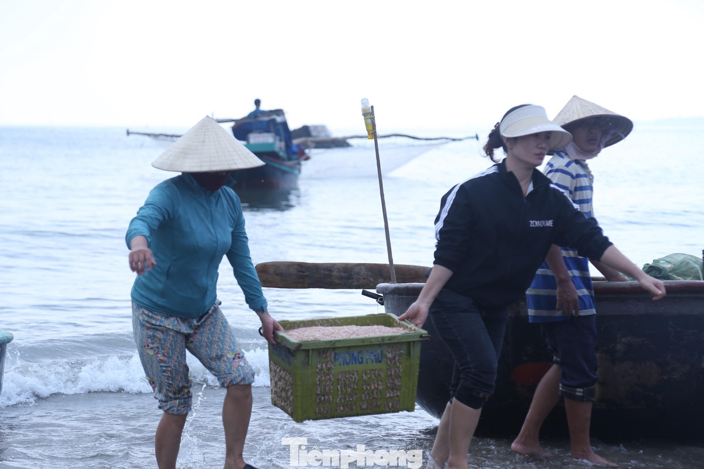 Thông thường, người chồng đi biển, người vợ sẽ chờ sẵn trên bờ, thuyền thúng cập bến là tập trung gỡ lưới, bán luôn cho khách.