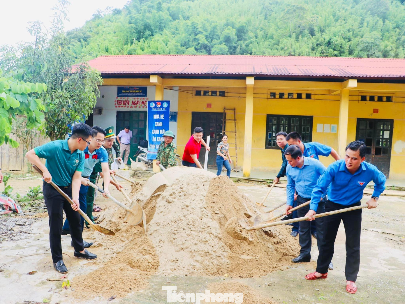 Tỉnh Đoàn Nghệ An cùng đại diện các cơ sở Đoàn Khối Doanh nghiệp tiến hành trao tặng và tổ chức lễ khởi công xây dựng nhà vệ sinh tại điểm trường Tiểu học Tam Hợp, huyện Tương Dương. Tỉnh Đoàn Nghệ An cùng đại diện các cơ sở Đoàn Khối Doanh nghiệp tiến hành trao tặng và tổ chức lễ khởi công xây dựng nhà vệ sinh tại điểm trường Tiểu học Tam Hợp, huyện Tương Dương.