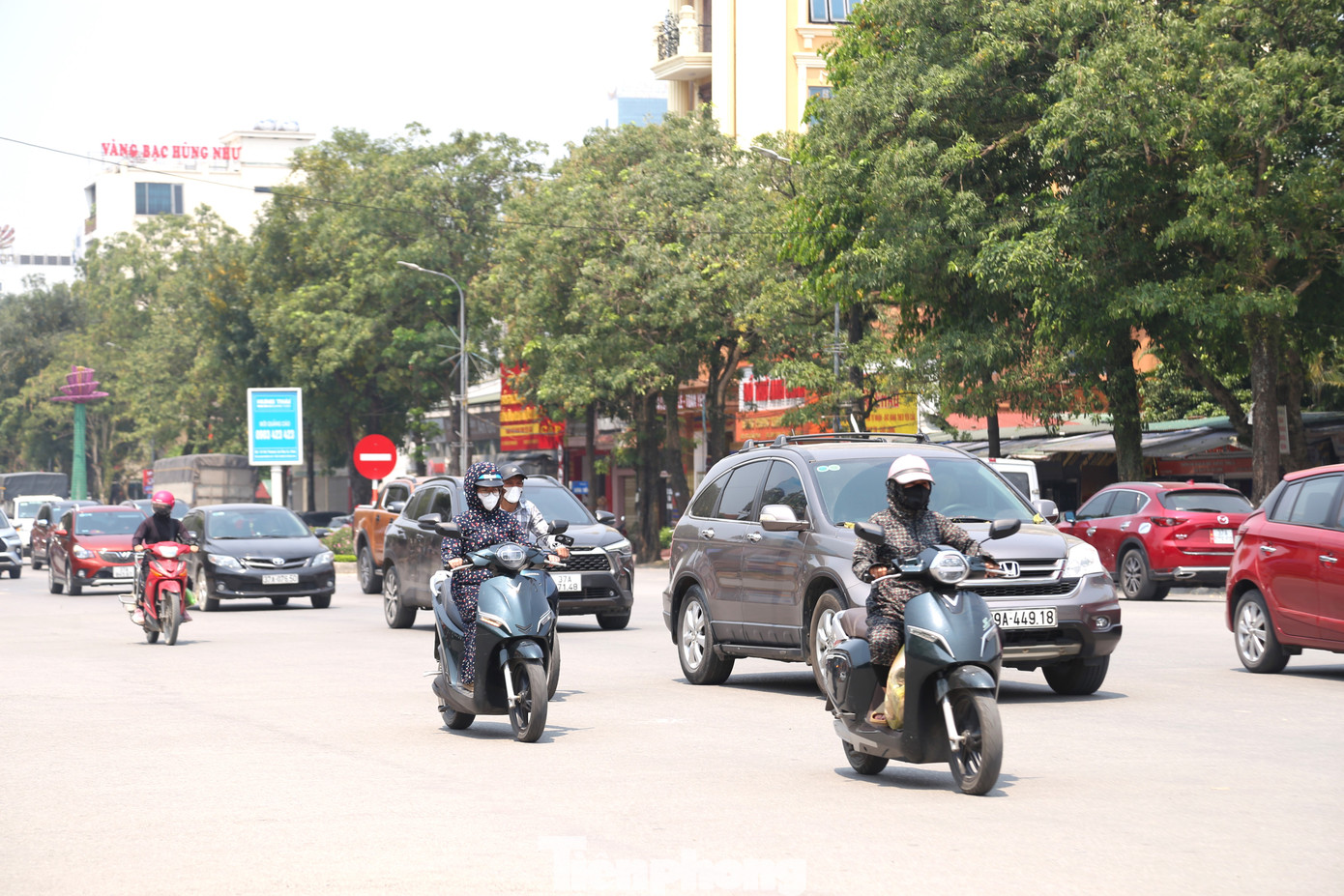 Theo thông tin từ Đài khí tượng thủy văn Bắc Trung bộ, trong ngày 3/4, toàn tỉnh Nghệ An xảy ra nắng nóng và nắng nóng gay gắt, nhiệt độ cao nhất phổ biến 38 - 40 độ C, có nơi trên 41 độ như: Đô Lương, Tương Dương, Con Cuông, thành phố Vinh... Nắng nóng gay gắt được dự báo kéo dài đến hết ngày 5/4. Người dân được khuyến cáo cần che chắn cẩn thận, hạn chế ra ngoài trong thời gian từ 11 giờ đến 13 giờ, là thời điểm nhiệt độ cao nhất trong ngày. Theo thông tin từ Đài khí tượng thủy văn Bắc Trung bộ, trong ngày 3/4, toàn tỉnh Nghệ An xảy ra nắng nóng và nắng nóng gay gắt, nhiệt độ cao nhất phổ biến 38 - 40 độ C, có nơi trên 41 độ như: Đô Lương, Tương Dương, Con Cuông, thành phố Vinh... Nắng nóng gay gắt được dự báo kéo dài đến hết ngày 5/4. Người dân được khuyến cáo cần che chắn cẩn thận, hạn chế ra ngoài trong thời gian từ 11 giờ đến 13 giờ, là thời điểm nhiệt độ cao nhất trong ngày.