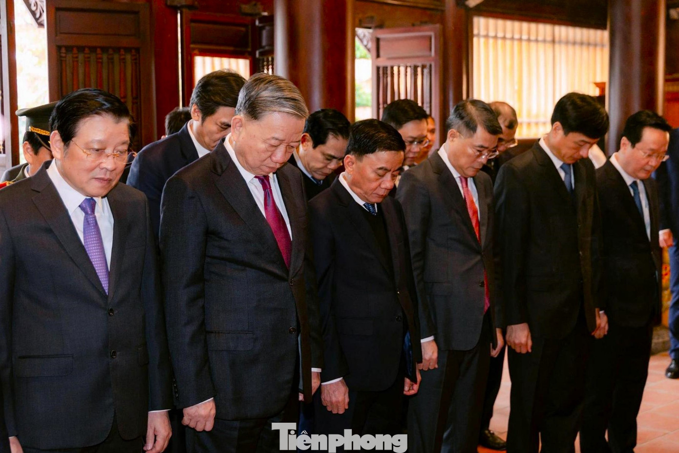 Tổng Bí thư Tô Lâm cùng đoàn đại biểu bày tỏ tấm lòng thành kính và biết ơn vô hạn công lao to lớn của Chủ tịch Hồ Chí Minh.