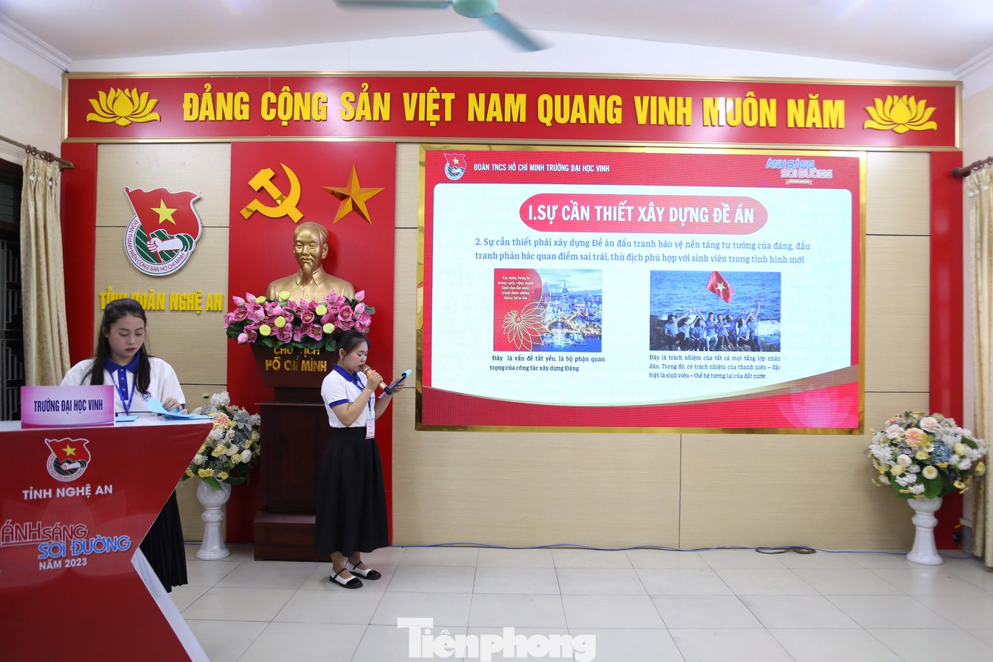 Các đội tham dự phần thi "Ánh sáng soi đường". Theo đó, mỗi đội sẽ trình bày đề án theo chủ đề: “Giải pháp đấu tranh bảo vệ nền tảng tư tưởng của Đảng, đấu tranh phản bác quan điểm sai trái, thù địch phù hợp với sinh viên trong tình hình mới”. Các đội tham dự phần thi "Ánh sáng soi đường". Theo đó, mỗi đội sẽ trình bày đề án theo chủ đề: “Giải pháp đấu tranh bảo vệ nền tảng tư tưởng của Đảng, đấu tranh phản bác quan điểm sai trái, thù địch phù hợp với sinh viên trong tình hình mới”.