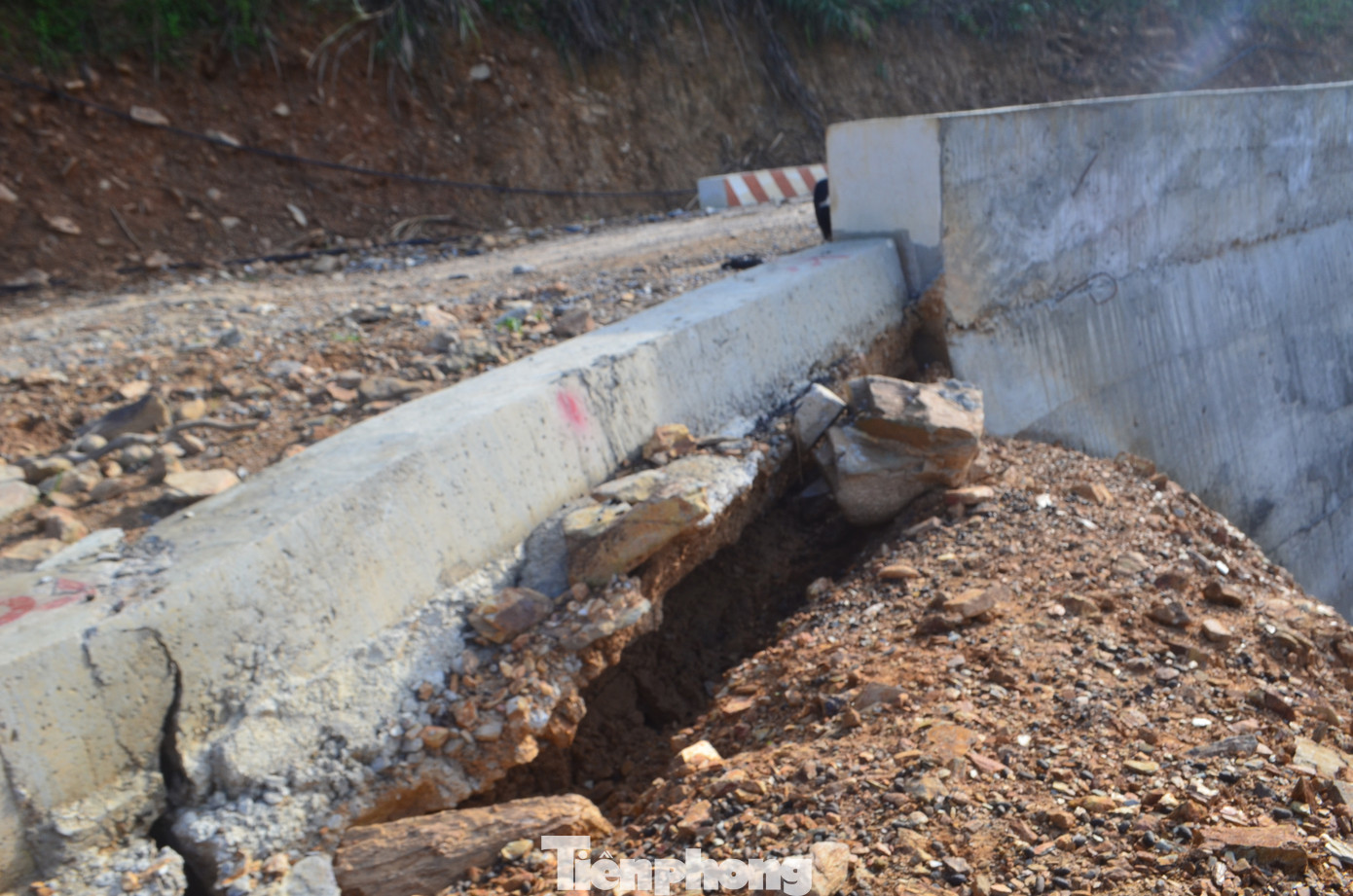 Một người dân xã Chiêu Lưu chuyên chở hàng tạp hóa vào các bản ở xã Bảo Thắng cho biết: “Tuyến đường bị sạt lở từ mùa mưa lũ năm ngoái nhưng đến nay nhiều điểm vẫn chưa được sửa chữa. Ngay như đoạn đường đi qua bản đã sạt lở một nửa mặt đường. Có hôm trời mưa, đường trơn, nhiều người đã bị trượt ngã”.