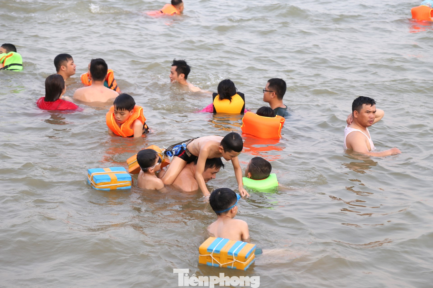 Nhiều gia đình chọn bãi tắm miễn phí này để giúp con làm quen với nước. Ở đây, các em được bố mẹ dạy bơi cơ bản, không phải là hướng dẫn kỹ thuật bài bản, miễn trẻ có thể bơi khi xuống nước.