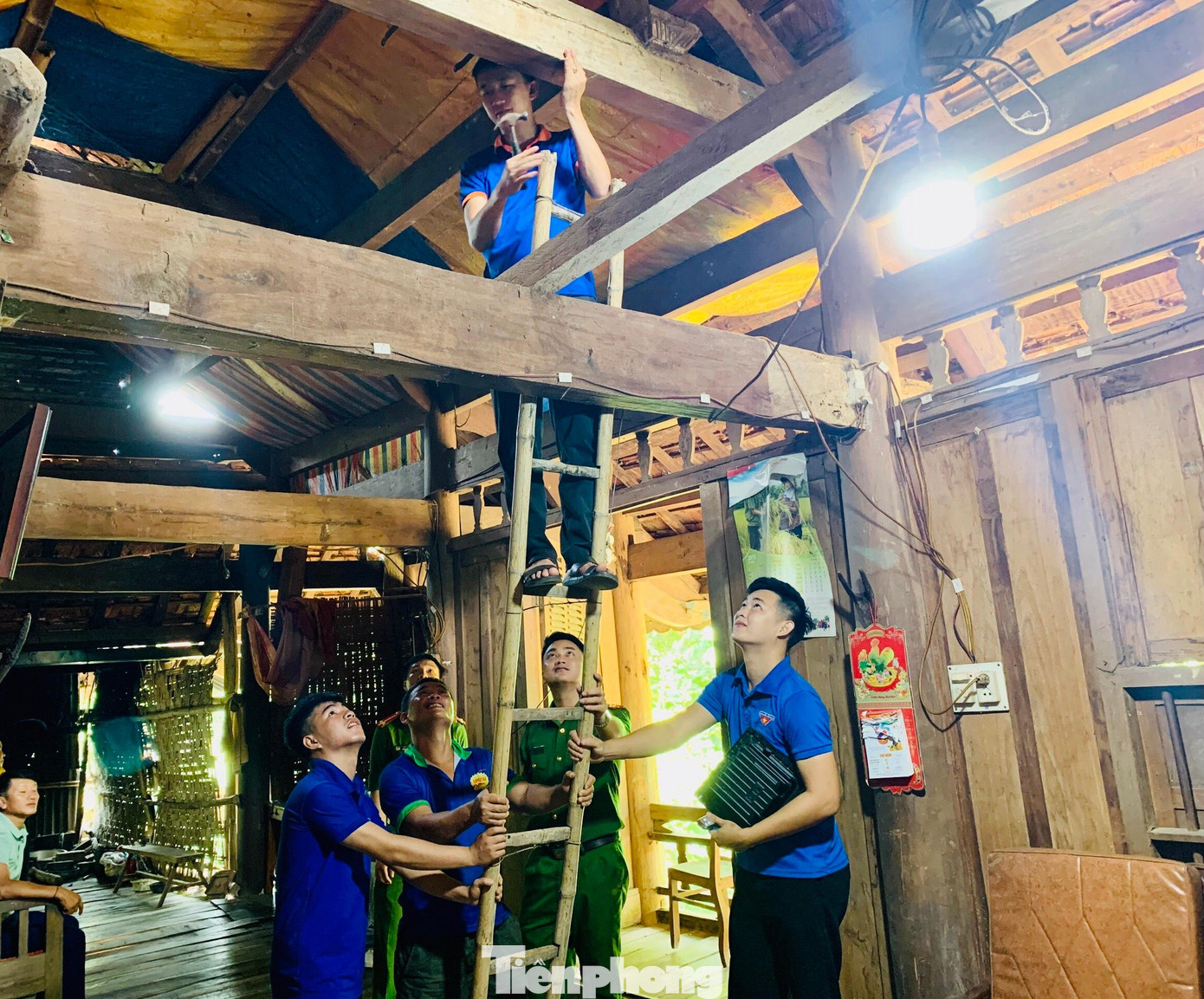 Chị Lô Thị Lan, Bí thư Đoàn thanh niên thị trấn Thạch Giám chia sẻ: “Đây là một trong những hoạt động trong chuỗi các hoạt động hướng đến ngày Thương binh - Liệt sĩ 27/7, thể hiện sự tri ân sâu sắc đối với những gia đình chính sách, người có công với cách mạng. Truyền tải thông điệp sử dụng năng lượng xanh, tận dụng nguồn năng lượng tái tạo, giảm thiểu các tác động có hại lên môi trường tự nhiên. Ngoài lắp đặt hệ thống đèn chiếu sáng năng lượng mặt trời chúng tôi còn huy động lực lượng ĐVTN dọn dẹp vệ sinh, chỉnh trang lại khuôn viên cho các gia đình chính sách...”