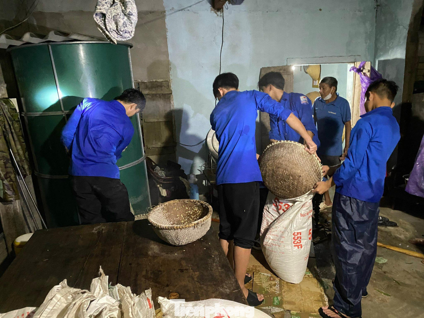 "Áo xanh" giúp người dân khắc phục thiệt hại do mưa lũ gây ra