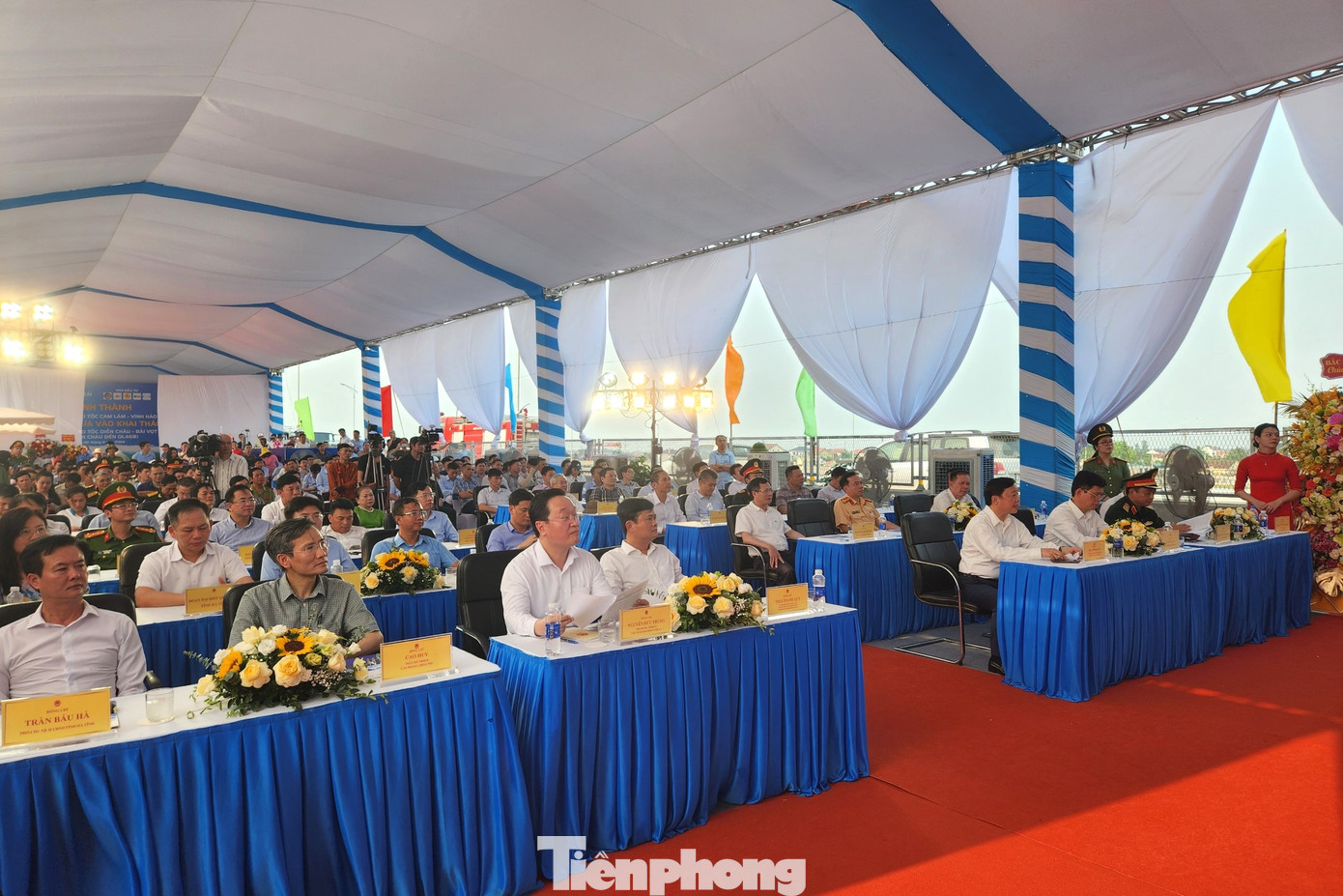 Các đại biểu tham dự lễ thông xe đưa vào khai thác dự án thành phần Diễn Châu - Bãi Vọt (đoạn từ Diễn Châu đến Quốc lộ 46B)