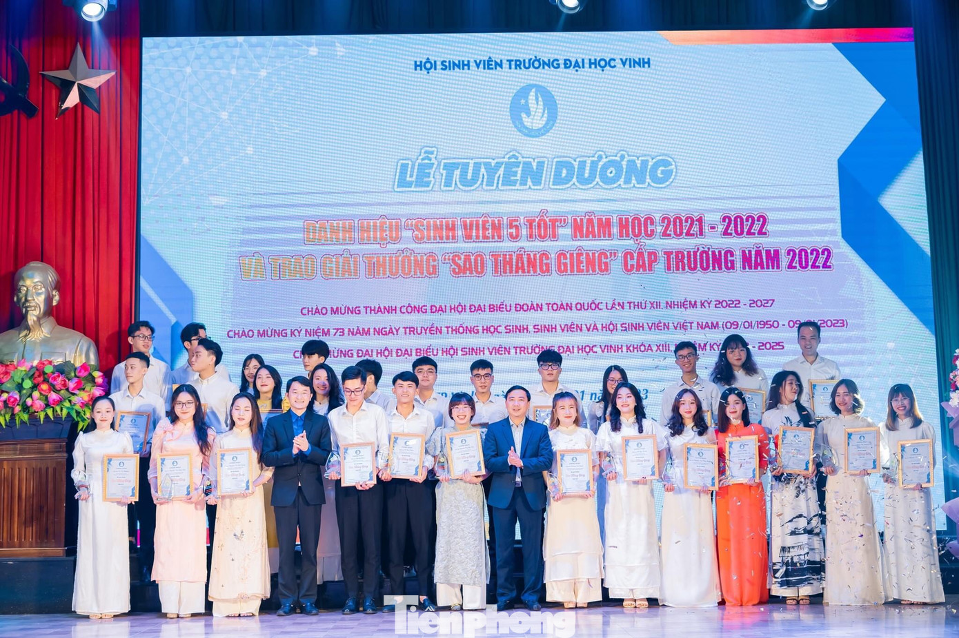 Tại các cơ sở Đoàn, Hội diễn ra nhiều hoạt động ý nghĩa như: Tuyên dương danh hiệu “Sinh viên 5 tốt” và trao giải thưởng “Sao tháng Giêng” cấp trường năm 2022; tổ chức Sinh hoạt Chi đoàn với chủ đề “Tự hào Truyền thống học sinh, sinh viên”; tham quan các địa chỉ đỏ. Trong ảnh: Hội Sinh viên trường Đại học Vinh tổ chức Lễ Tuyên dương danh hiệu “Sinh viên 5 tốt” và trao giải thưởng “Sao tháng Giêng” cấp trường năm 2022 cho 101 sinh viên, hội viên tiêu biểu.