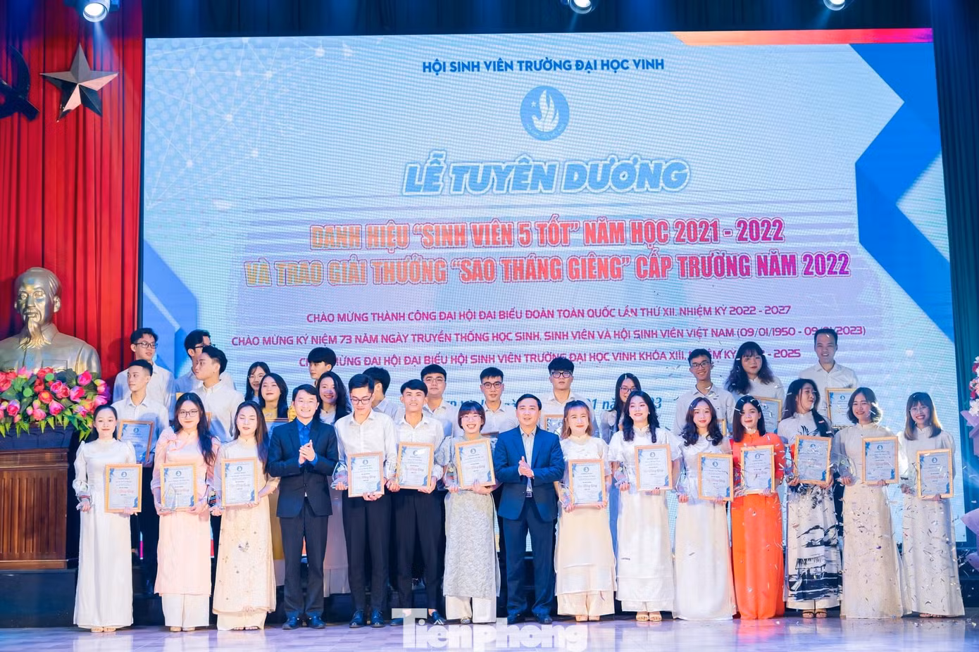 Tại các cơ sở Đoàn, Hội diễn ra nhiều hoạt động ý nghĩa như: Tuyên dương danh hiệu “Sinh viên 5 tốt” và trao giải thưởng “Sao tháng Giêng” cấp trường năm 2022; tổ chức Sinh hoạt Chi đoàn với chủ đề “Tự hào Truyền thống học sinh, sinh viên”; tham quan các địa chỉ đỏ. Trong ảnh: Hội Sinh viên trường Đại học Vinh tổ chức Lễ Tuyên dương danh hiệu “Sinh viên 5 tốt” và trao giải thưởng “Sao tháng Giêng” cấp trường năm 2022 cho 101 sinh viên, hội viên tiêu biểu.