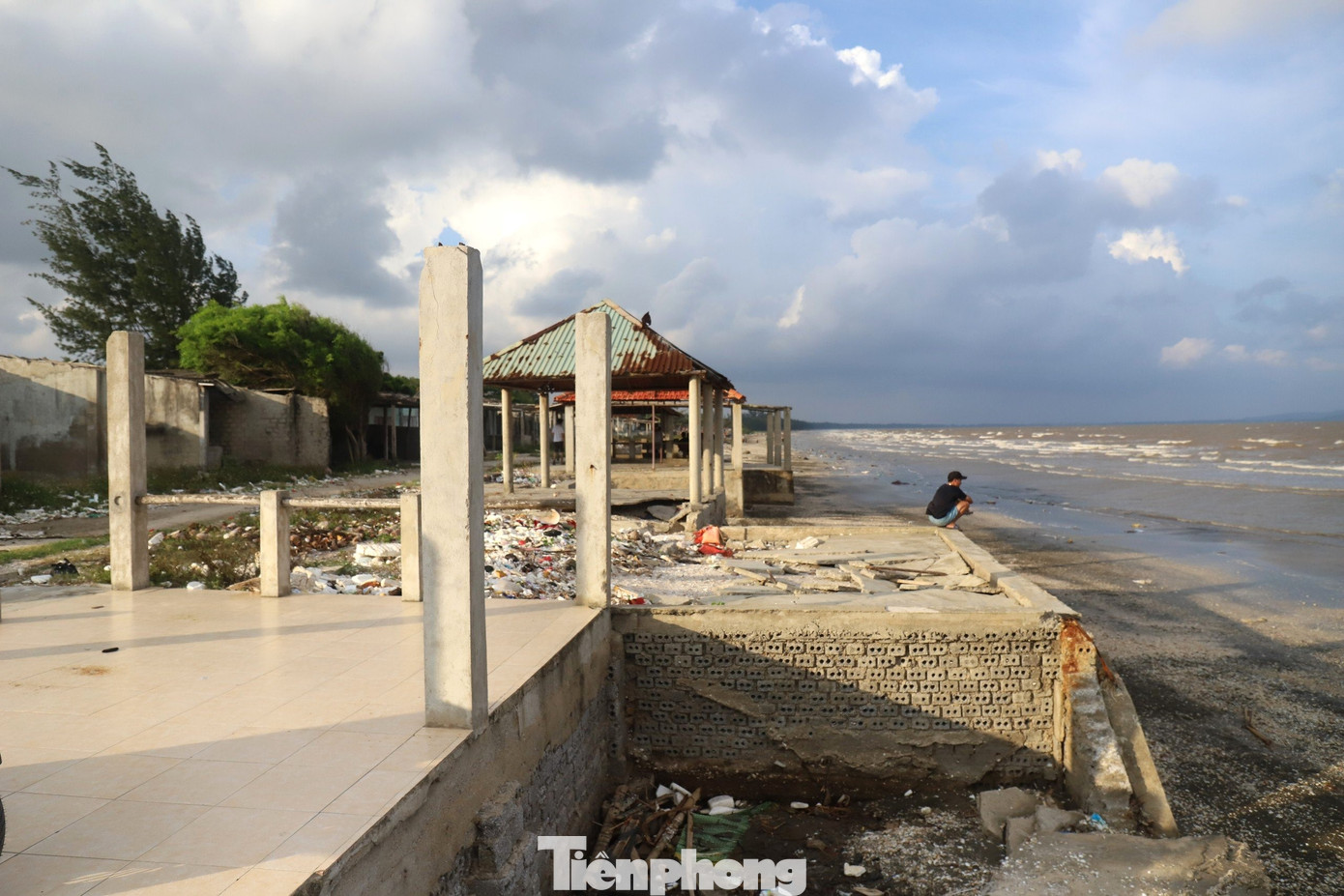 Một số hộ dân đã cho phá bỏ vài hạng mục, song khi rời đi không dọn dẹp theo quy định khiến nơi đây trở nên nhếch nhác.