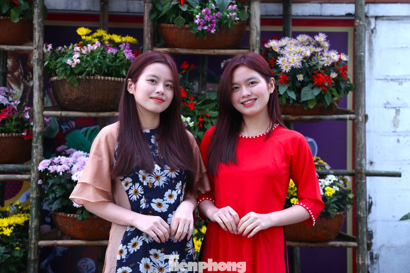 Hai chị em Minh Anh và Minh Ánh (SN 2003, trú huyện Nam Đàn, Nghệ An), sinh viên trường Đại học Vinh chia sẻ: "Con đường hoa năm nay thật sự rất ấn tượng và đẹp. Mặc dù hôm nay đã 30 Tết nhưng chị em tranh thủ chạy qua chụp vài tấm ảnh kỷ niệm rồi mới về quê".