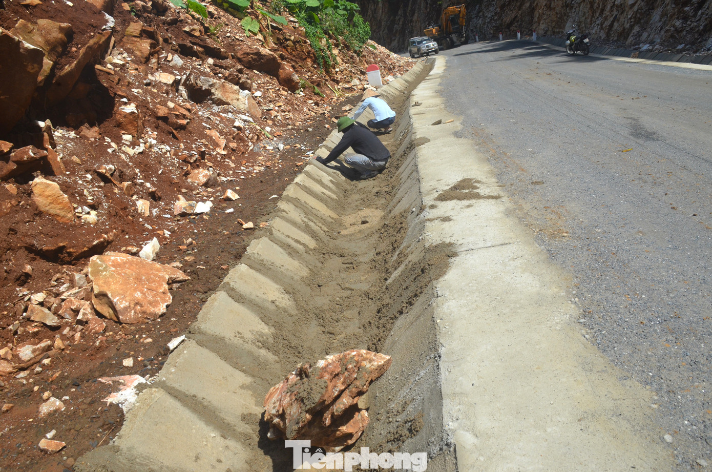 Ông Vũ Điện Quang, đại diện đơn vị thi công cho biết: “Tuyến đường dài hơn 10 km, trong đó có gần 1 km dốc Phi Lửa. Việc thi công đoạn dốc này gặp rất nhiều khó khăn do địa hình núi đá hiểm trở. Để xẻ núi, hạ độ cao hơn 12m qua đỉnh, đơn vị đã sử dụng đến 18 tấn mìn phá đá trong gần 2 năm thi công liên tục”.