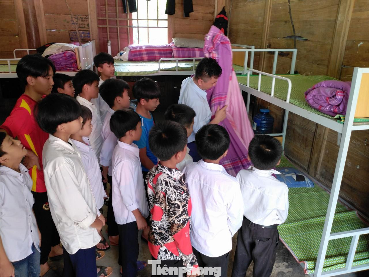 Hướng dẫn học sinh gấp chăn màn, sắp xếp căn phòng gọn gàng, sạch sẽ