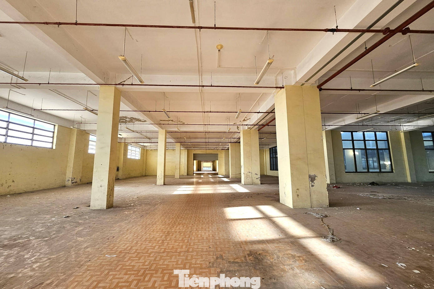 Tuy nhiên những năm qua, chỉ tầng 1, tầng 2 của chợ Vinh là hoạt động kinh doanh, buôn bán. Riêng tầng 3 chưa phát huy được tác dụng, không có người thuê nên bỏ trống.