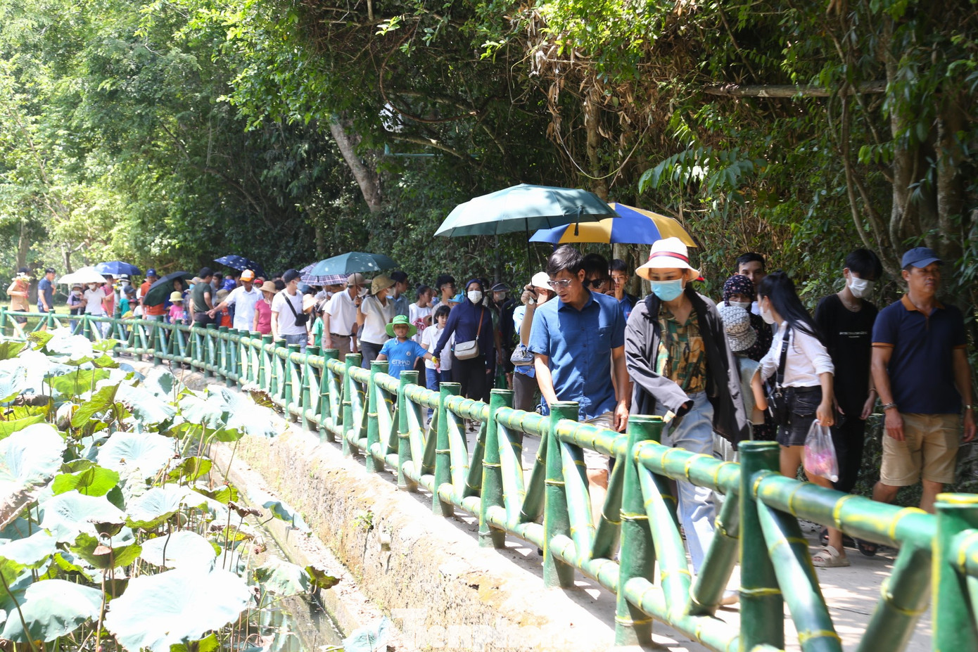 Dòng người nối dài tham quan Khu di tích lịch sử quốc gia đặc biệt Kim Liên.